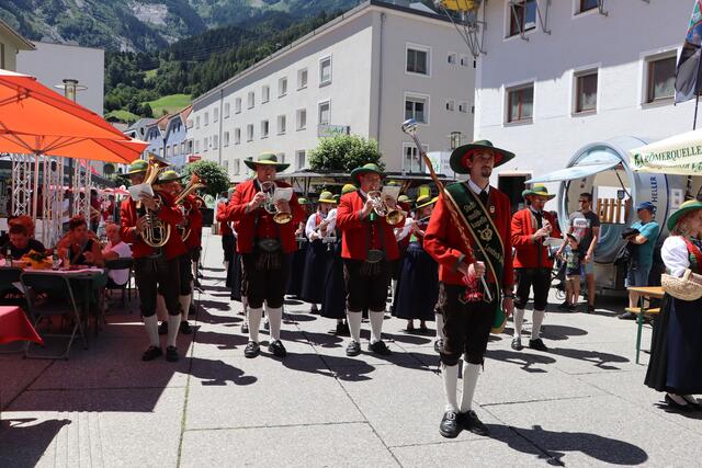 Die Stadtmusik Landeck-Perjen umrahmte den Bieranstich. | Foto: Siegele