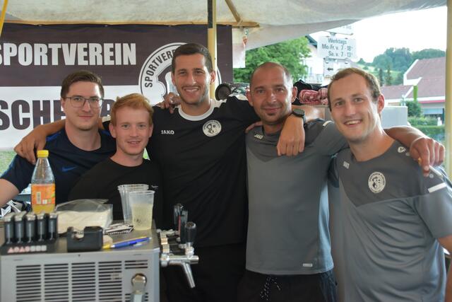 Die Mitglieder des SV Scheibbs sorgten beim Bezirksfest bei der Stadtmole in Scheibbs für Erfrischung bei den Gästen. | Foto: Roland Mayr