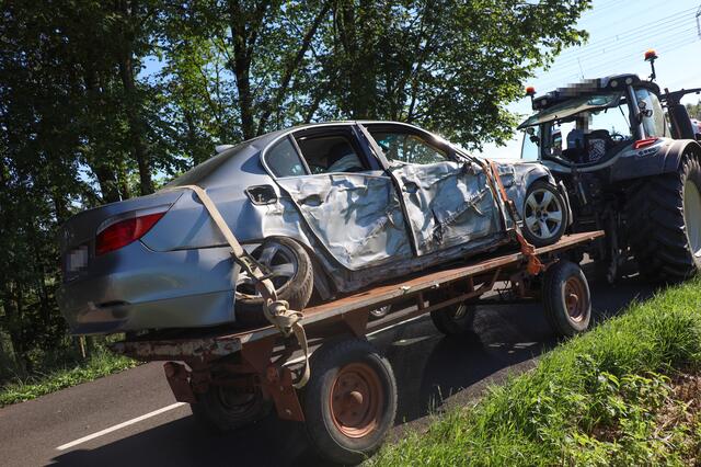 Ein BMW ist in Pennewang von der Straße abgekommen und längsseitig gegen einen Baum gekracht. | Foto: laumat.at