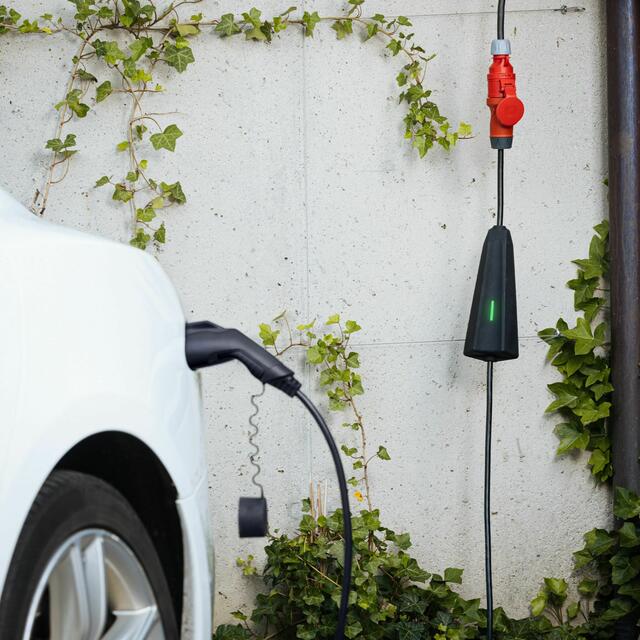 Das mobile Ladekabel ersetzt die Installation einer Wallbox. | Foto: NEcharge