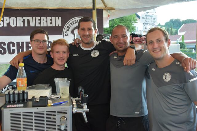 Die Mitglieder des SV Scheibbs sorgten beim Bezirksfest bei der Stadtmole in Scheibbs für Erfrischung bei den Gästen. | Foto: Roland Mayr