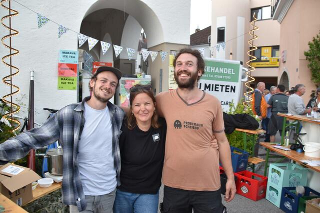 Ferdinand Lindebner, Magdalena Riegler und Florin Hömstreit beim Stand des Proberaums bei der Stadtmole in Scheibbs | Foto: Roland Mayr