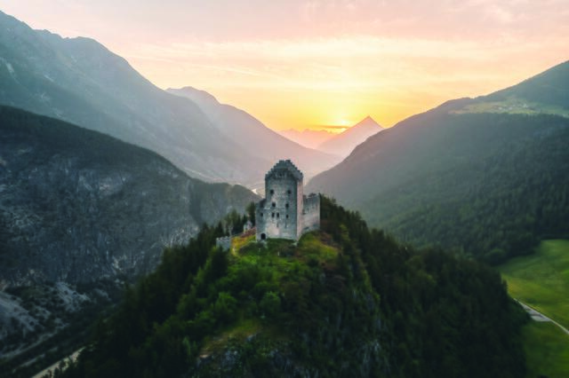 Herzog Leopold III. erlaubte 1380 Hans von Starkenberg, auf einem markanten Felssporn östlich von Zams die Festung Kronburg zu erbauen. Im Jahr 1715 wurde eine Wallfahrtskirche am Sattel unterhalb der Burg erbaut. | Foto: Roman Huber