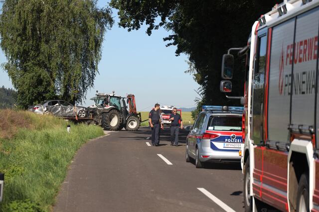 Ein BMW ist in Pennewang von der Straße abgekommen und längsseitig gegen einen Baum gekracht. | Foto: laumat.at