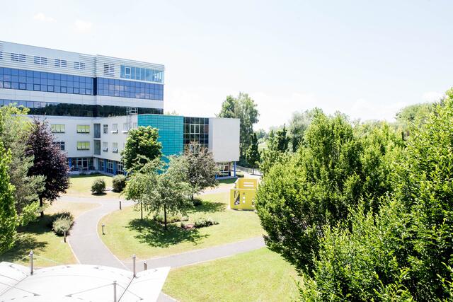 Der Jägerstätterpark, eine gepflegte Parkanlage auf dem Areal des Braunauer Krankenhauses, wird eingerahmt von der Stadtmauer und der Enknach.  | Foto: Krankenhaus Braunau