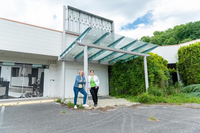 Landessprecherin Helga Krismer und Bezirksspitzenkandidatin Barbara Gasner vor einem Leerstand in Marbach. | Foto: Die Grünen Niederösterreich