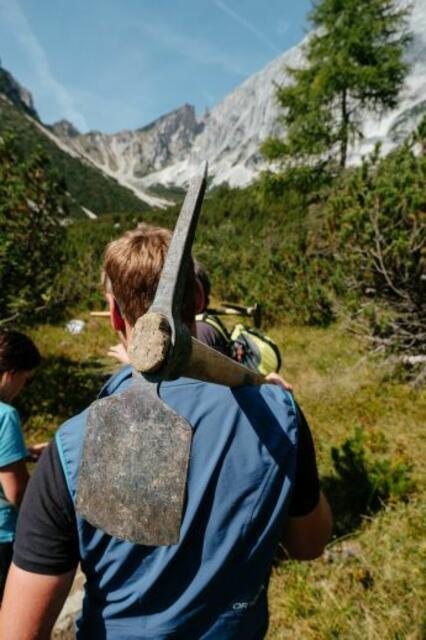Die Spitzhake, das Allroundwerkzeug jedes Wegewartes. | Foto: Simon Schöpf / Alpenverein