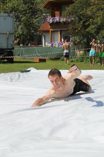 Auch ein Pool zum Abkühlen wartet auf die Spieler, ebenso sorgen zahlreiche Side Games für Abwechslung zwischendurch, im Bild: das Planenrutschen 2019.  | Foto: Auer