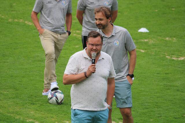 Sportreferent der Stadt Weiz, Christof Prassl, bedankte sich bei allen Beteiligten und den Eltern, dass alles so reibungslos funktioniert. | Foto: RegionalMedien Hofmüller