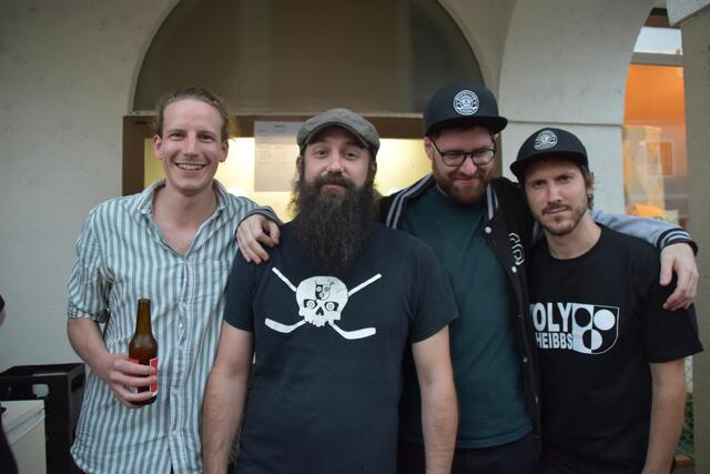 Lukas Hofmarcher, Georg Graschopf, Alexander Zulechner und Raphael Butter vom FKK Scibes Skulls am Bezirksfest bei ihrer Bar bei der Mole | Foto: Roland Mayr