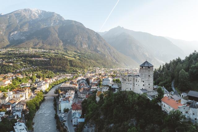 Das Schloss Landeck ist der Brückenbauer im Tiroler Oberland zwischen Kultur, Mystik, Spiritualität und Wirtschaft und vermittelt einen einzigartigen Erlebnisaspekt für alle Besucher und Gäste. | Foto: Roman Huber