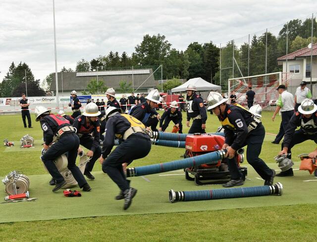 Die Feuerwehrmitglieder zeigten bei den Leistungsbewerben in Wolfsbach ihr Können.
 | Foto: Wolfgang Zarl