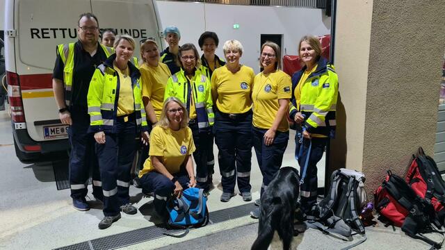 Fünf Einsätze in einer Woche: Das Team der NÖ Rettungshunde - vorne Chefin Karin Kuhn | Foto: Karin Kuhn