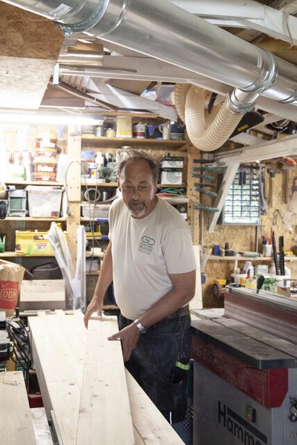 Tischlermeister Wolfgang Gessinger legt selbst Hand an.  | Foto: Regina Courtier