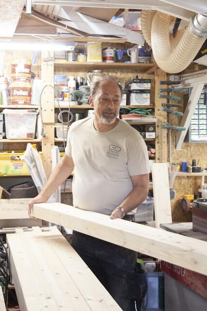 Tischlermeister Wolfgang Gessinger legt selbst Hand an.  | Foto: Regina Courtier