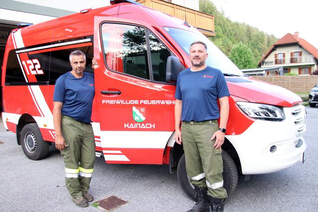 Wolfgang Scherz und Markus Klement mit dem neuen Mannschaftstransportfahrzeug. | Foto: FF Kainach/Mayer