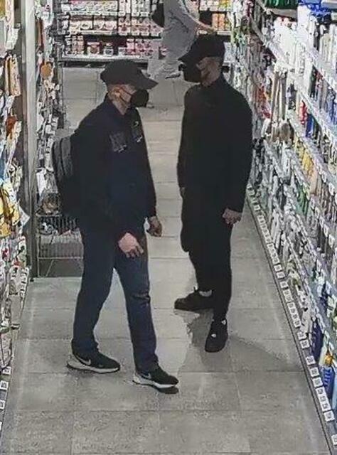 Gesucht werden aktuell zwei Männer, die eine Supermarkt-Filiale in Liesing ausgeraubt haben sollen.  | Foto: LPD Wien