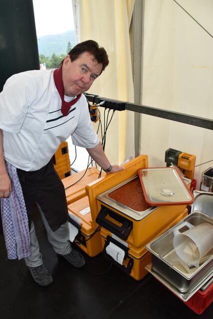 Mehrere gelbe Kisten werden auch in Seefeld vorbereitet, darin befindet sich das Essen für einen weiteren Ausgabepunkt in Ehrenberg (unter der Highline) bei Reutte.