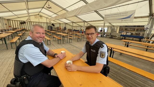 Im großes Zelt einer Telfer Firma erfolgt die Essensausgabe für rund 1000 Polizeibeamten/innen, im Bild PHM Ronny Probst und Maik Fischer.