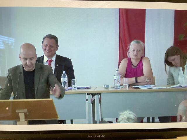 20 Anfragen und 36 Anträge wurden bei der Bezirksvertretungssitzung am 15. Juni behandelt. Die nächste findet wieder im September statt. | Foto: Teischl