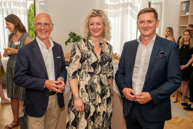 Organisator Sigi Nerath (li.), Notarin Susanne Weichsler und Bürgermeister Kurt Wallner freuten sich, zahlreiche Gäste beim 145. Leobener Wirtschaftsfrühstück begrüßen zu dürfen.  | Foto: Klaus Pressberger
