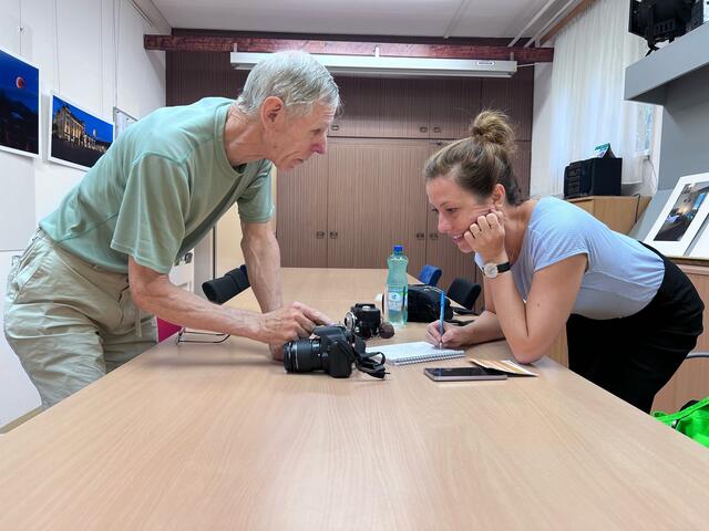 Besuch bei den Fotografen, Herbert Moderer erklärt Redakteurin Marlies Eichelberger Einstellungen für die Spiegelreflexkamera | Foto: Norbert Mandl