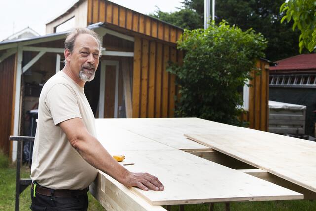 Tischlermeister Wolfgang Gessinger legt selbst Hand an.  | Foto: Regina Courtier