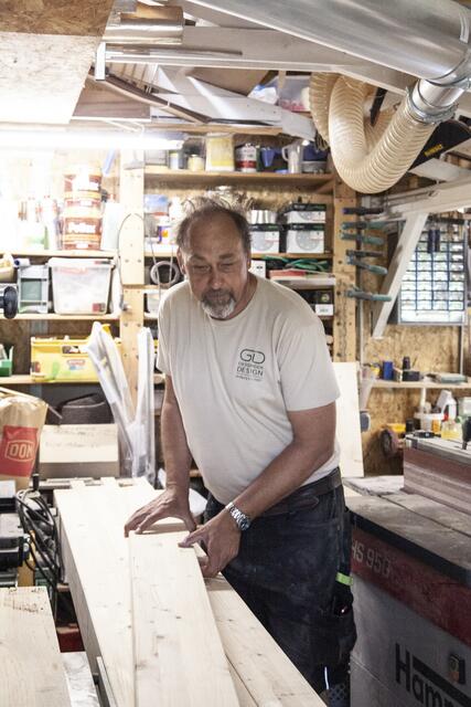 Tischlermeister Wolfgang Gessinger legt selbst Hand an.  | Foto: Regina Courtier