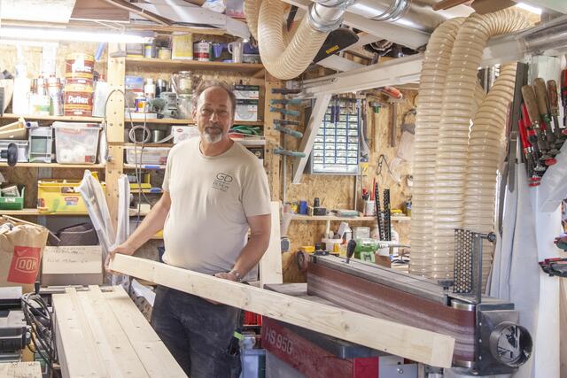 Tischlermeister Wolfgang Gessinger legt selbst Hand an.  | Foto: Regina Courtier