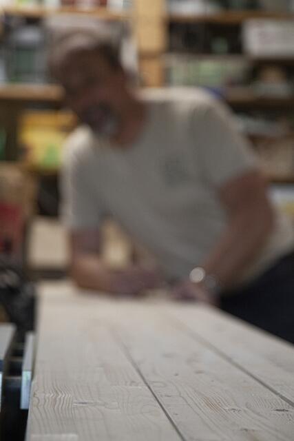 Tischlermeister Wolfgang Gessinger legt selbst Hand an.  | Foto: Regina Courtier