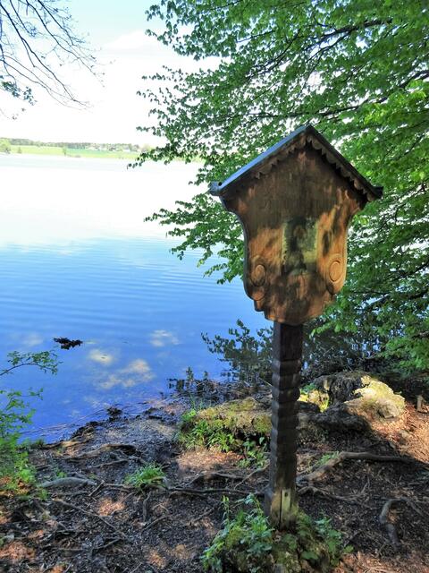 Eine Tafel weißt auf dem Rundweg auf das Gnadenbründl hin. | Foto: Andreas Hirsch