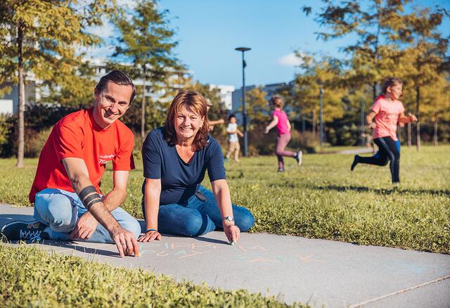Vizebürgermeisterin Karin Hörzing und Helmut Gotthartsleitner, Regionsvorsitzender Kinderfreunde Linz-Stadt, freuen sich über das Freizeitprojekt „Pippi – Play im Park“. | Foto: Stadt Linz