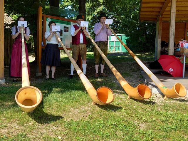 Musikalische Eröffnung vom Alphornensemble Hartberg.
 | Foto: KLAR! Naturpark Pöllauer Tal