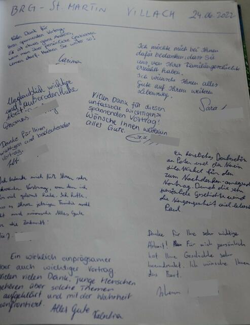 Die Schülerinnen und Schüler nutzen die Möglichkeit sich ins Gästebuch einzutragen. | Foto: Sonja Novak