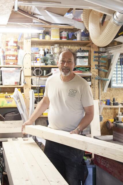 Tischlermeister Wolfgang Gessinger legt selbst Hand an.  | Foto: Regina Courtier