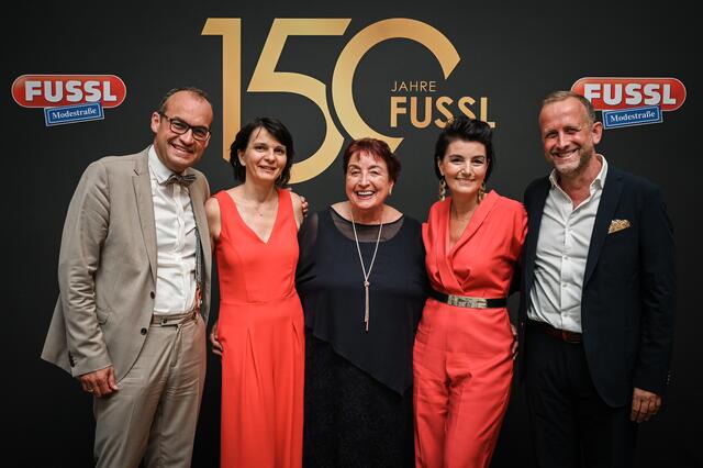 Ernst, Martin, Berta, Maria und Karl Mayr feierten mit Mitarbeitern, Partnern und Prominenz 150 Jahre Fussl Modestraße. | Foto: Fussl Modestraße