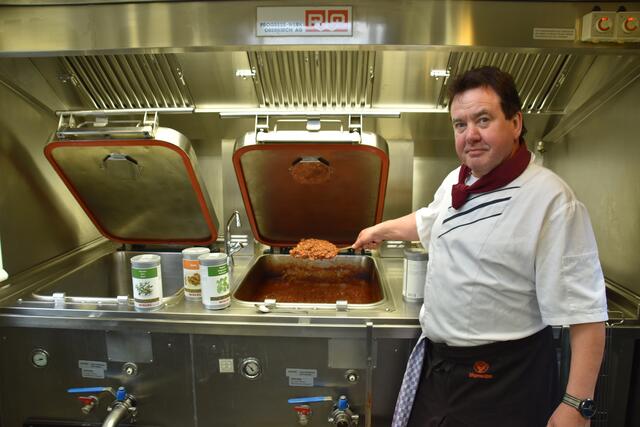 Einer der 15 Köche bereitet im LKW eines der Gerichte vor - auch für eine weitere Ausgabestation nahe Reutte.