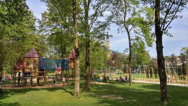 Mit dem Motorikpark der Stadt Braunau wurde ein attraktives und kostenloses Bewegungsparadies in der freien Natur geschaffen, das Lust auf Bewegung macht. Mehr als 60 Einzelgeräte, gruppiert in 20 Stationen, bieten vielfältige Herausforderungen alle Altersstufen. | Foto: s'Entdeckerviertel