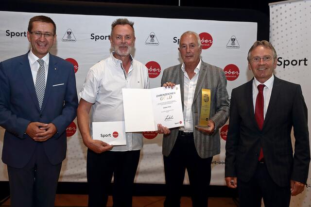 Auszeichnung mit dem Landes-Sportehrenzeichen in Gold: Wirtschafts- und Sport-Landesrat Markus Achleitner sowie LSO-Vorsitzender Präsident Franz Schiefermair ehrten Funktionär Walter Fritz (Sportunion Obernberg am Inn) . | Foto: Land OÖ/Kauder