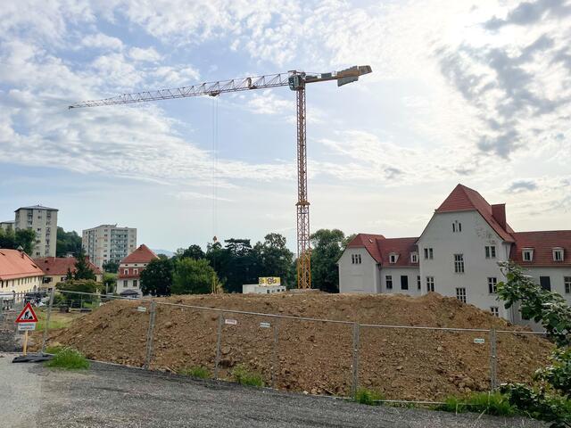 Noch prägt der Kran das Geschehen am Grottenhof. Ab 2023 soll der Umbau der LFS Grottenhof abgeschlossen sein. | Foto: RegionalMedien
