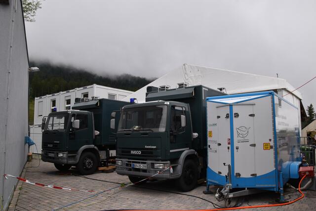 Zwei der vier Küchen-LKW, die miteinander verbunden sind.