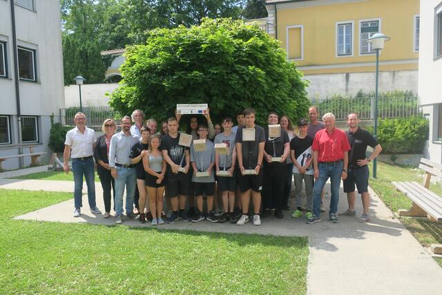 Die Schüler präsentieren stolz ihre Werkstücke. | Foto: Jürgen Erber