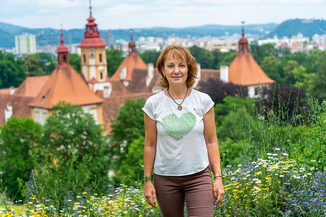 Von der Blumenwiese hinter dem Schloss Eggenberg ergibt sich ein wunderbarer Blick über die Stadt. | Foto: Brand Images
