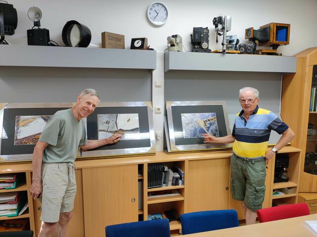 Fachgespräch zu den Bildern für eine Fotoausstellung, Herbert Moderer (li), Norbert Mandl (re)