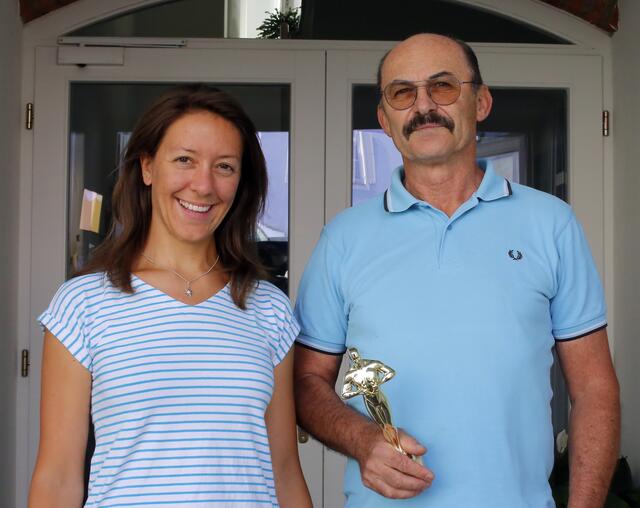 Julia Pichler und Edwin Pösinger mit seinem "Oscar". 