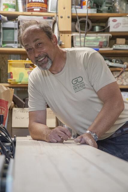 Tischlermeister Wolfgang Gessinger legt selbst Hand an.  | Foto: Regina Courtier