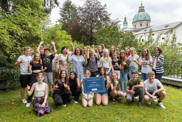 Landesrätin Daniela Gutschi zusammen mit der Siegerklasse der Mittelschule Golling.