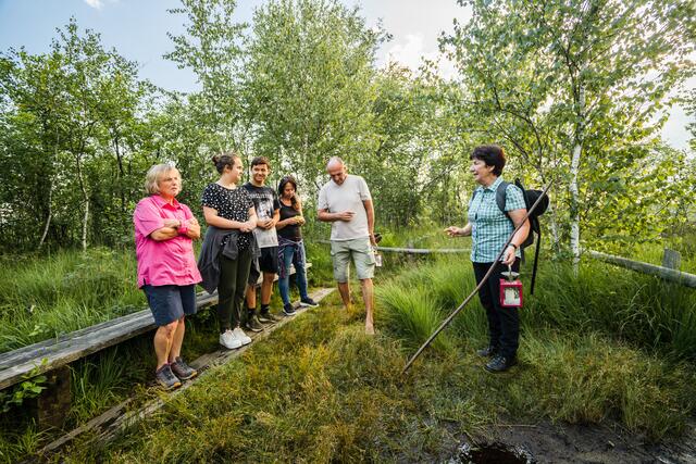 Maria Wimmer führt durch das Ibmer Moor und kann sehr viel über die Geschichte diese europaweit einzigartigen Naturlandschaft erzählen. | Foto: Brothers