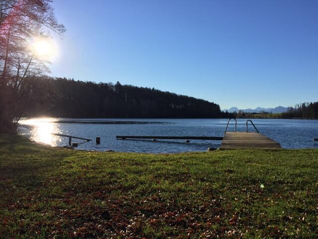 Sam's Stubn in Pfaffing kann den Anfangs- oder Schlusspunkt für eine kleine Runde um den Höllerersee markieren. | Foto: s'Entdeckerviertel