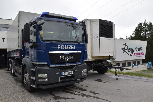 Bei der Rosshütte-Talstation hat die Deutsche Polizei ihr großes Versorgungslager aufgeschlagen.